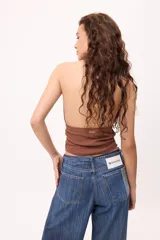 Top color marrón de lycra con escote halter y espalda descubierta.