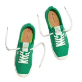 Championes urbanos Cariuma Oca Low, color verde con suela blanca y cordones blancos.