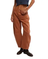 Pantalón jean color ladrillo, de corte relajado, piernas anchas y tiro medio.