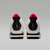 Zapatilla deportiva Jordan 4 Retro OG, color blanco con detalles en negro y rojo. Presenta paneles de malla, soportes laterales de plástico y una unidad Air visible en el talón.