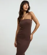 Vestido largo ajustado color marrón oscuro, sin tirantes (strapless) y con escote recto.