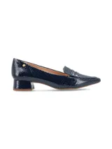 Zapato tipo mocasín de cuero texturado color negro charol, con terminación en punta y taco cuadrado bajo.