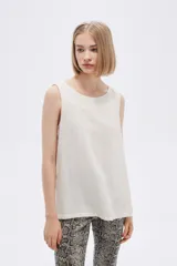 Musculosa blanca de lino con breteles anchos y cuello bote.