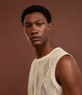 Musculosa de hombre color beige, confeccionada en tejido jacquard con textura cuadriculada. Tiene cuello redondo y corte regular.