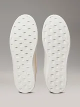 Zapatillas urbanas Calvin Klein Jeans color blanco con detalles en color celeste en el talón y logo CK en color beige en el lateral.