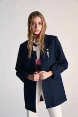Blazer azul con sutiles cuadros en tonos azules, solapa tipo smoking y detalle de strass sobre la solapa.