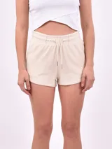 Short color beige con cintura elástica y cordón ajustable.