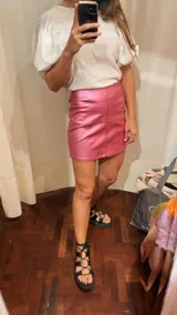 Minifalda rosa metalizada de gabardina, tiro alto y corte ajustado.