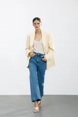 Pantalón de jean de tiro alto con trabillas en la cintura, efecto lavado y pierna ancha.