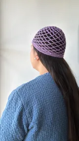 Gorro tipo bucket color lila, tejido al crochet con patrón de red.