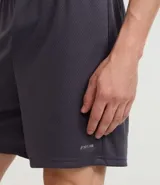 Bermuda masculina negra de microfibra con textura de perforaciones, cintura elástica ajustable con cordón y bolsillos.