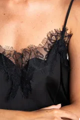 Vestido midi marrón satinado con breteles finos y detalles de encaje en escote y ruedo.