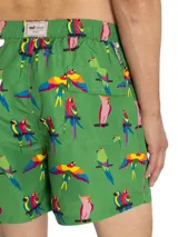 Short de baño verde con estampado de loros de colores, cintura elástica y cordón ajustable.