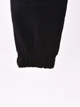 Pantalón de jogging azul marino con cintura elástica ajustable con cordón, bolsillos laterales y bolsillos cargo con solapa en los muslos.
