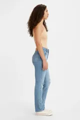 Pantalón de jean celeste con roturas en las rodillas, de corte recto y tiro alto.