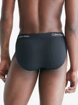 Pack de tres slips negros de Calvin Klein con cintura elástica con logo repetido.