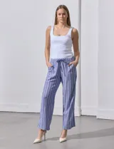 Pantalón de lino estampado a rayas verticales azules y blancas, marca Dash. Tiene pretina ancha elastizada con lazo ajustable.