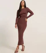 Vestido midi marrón de poliéster y elastano, con cuello redondo, mangas largas, espalda descubierta, fruncido en la parte baja de la espalda y abertura en la falda.