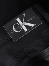 Pantalón de jean negro de tiro alto, corte bootcut y diseño clásico de cinco bolsillos.