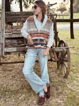 Saco con cuerpo de paño y mangas tejidas en lana merino con diseño étnico.