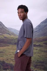 Remera color beige de corte recto y mangas cortas.