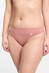 Conjunto de lencería color borgoña, compuesto por un corpiño con aro y breteles regulables, y una bombacha tipo colaless.