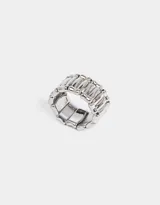 Anillo dorado elástico con eslabones rectangulares.