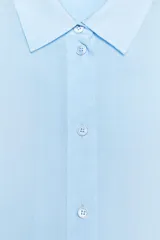 Camisa marrón de corte recto, con cuello solapa, manga corta y cierre frontal con botones.