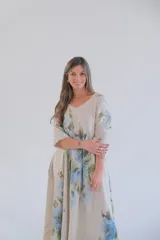 Vestido largo color beige con estampado de flores azules, corte amplio, escote en V y mangas 3/4.