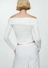 Camiseta de manga larga blanca con escote bardot y ajuste ceñido.