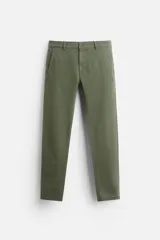 Pantalón chino azul marino, corte skinny fit, confeccionado en tejido de algodón con elasticidad. Cuenta con bolsillos frontales y traseros de vivo. Cierre frontal con cremallera y botón.