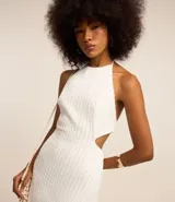 Vestido midi blanco texturizado con lazos en el cuello, espalda descubierta y abertura lateral.
