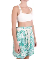 Short de tiro alto con estampado de hojas en tonos celeste y blanco. Presenta cintura elastizada con cinturón de soga con cuentas de madera.