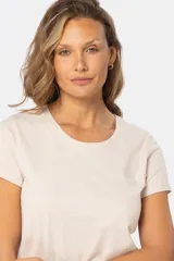 Remera de manga corta con cuello redondo, confeccionada en tejido suave de color celeste jaspeado.