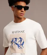 Remera de algodón color crudo, corte boxy, con cuello redondo y mangas cortas. Estampa frontal con la pintura La Danse de Henri Matisse y lettering.