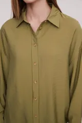 Camisa de corte holgado, color cereza, con mangas largas y botones frontales.