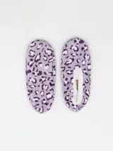 Pantuflas ballerina de tela suave con estampado de leopardo en tonos lila y blanco, con interior de felpa blanca.