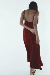 Vestido midi color ladrillo, de breteles finos regulables y escote redondo.