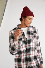 Sobrecamisa de viyela a cuadros, de manga larga con forro interior de sherpa y bolsillos.