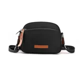 Bandolera negra de tela con correa larga regulable, cierre superior y bolsillo frontal con etiqueta marrón con la inscripción "Colorful Fox".
