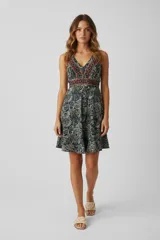 Vestido corto de poliéster estampado, corte holgado con elástico en la cintura y escote en V.