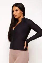 Campera negra de poliamida y elastano con textura tipo panal, cierre frontal y mangas largas con orificios para los pulgares.