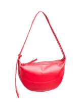 Bolso de hombro rojo de tela recubierta con cierre y correa ajustable. Tiene bolsillos interiores, forro completo y detalle de costuras.