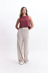 Musculosa color verde lima de lino con escote redondo.