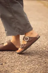 Sandalias Kiko's de cuero color chocolate, con dos hebillas ajustables y suela de corcho.