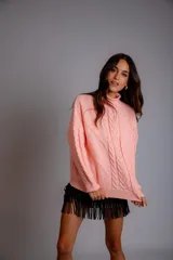 Sweater color crudo con cuello alto y diseño trenzado.