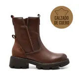 Bota corta de cuero color marrón, con caña media, cierre lateral y suela track.