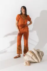 Pantalón de lino color ocre, de tiro medio y pierna recta. Cuenta con detalle de crochet tejido a mano en la pierna baja.