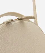 Cartera bandolera pequeña color dorado, con textura y doble cierre de cremallera. Incluye asa larga y correa de mano.