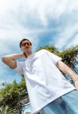 Remera blanca de corte holgado con estampa frontal con la frase "Tu intuición siempre sabe" en color rojo.